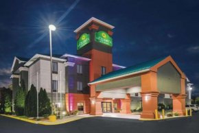 Гостиница La Quinta Inn & Suites by Wyndham Louisville East  Луисвилл